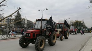 Τρίκαλα: Στο κέντρο της πόλης με τα τρακτέρ τους οι αγρότες την Δευτέρα 23 Ιανουαρίου 